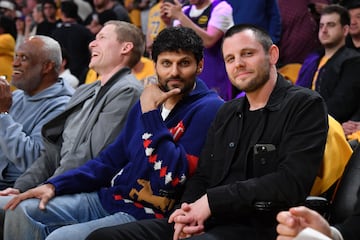 Jay Shetty y Kyle McCarthy durante el duelo entre Los Angeles Lakers y los Utah Jazz.