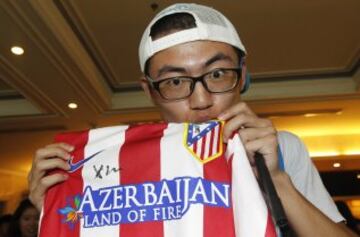 Numerosos aficionados esperaban la llegada del equipo.