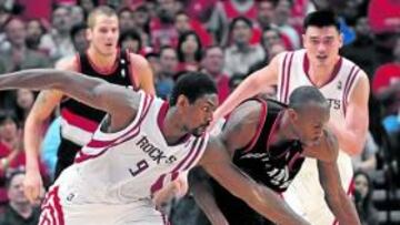 <b>DISPUTADO. </b>Artest y Outlaw tratan de hacerse con un balón.