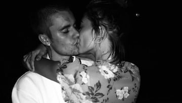 Justin Bieber y Hailey Baldwin besándose.