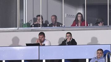 Zidane, en la grada del Alfredo Di Stefano, viendo al Castilla.