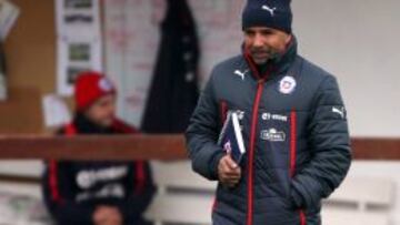Jorge Sampaoli definirá esta tarde la formación de la Roja para el debut.