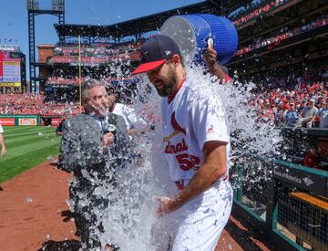 Michael Wacha de los St. Louis Cardinals es rociado con agua durante el duelo frente a los Pittsburgh Pirates. 