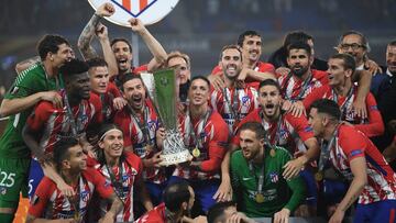 Los jugadores del Atl&eacute;tico celebran la Europa League. 