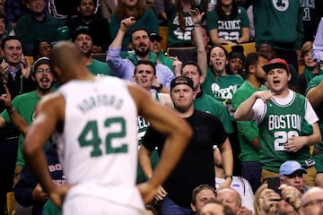 Seguidores de los Celtics presentes en el Garden. 