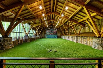 Una residencia para todo tipo de deportistas ya que, dentro de la misma zona recreativa, se encuentra una pista indoor para disfrutar todo el año del deporte y no parar jamás.