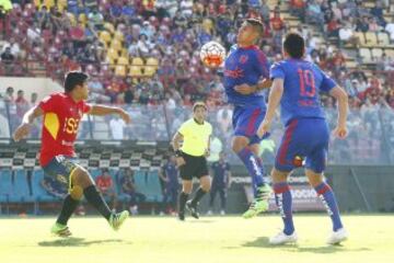 El jugador de Universidad de Chile Patricio Rubio, controla el balon durante el partido de primera division contra Union Española disputado en el estadio Santa Laura de Santiago, Chile.