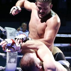 Juan Espino sumó una nueva victoria con una mano rota