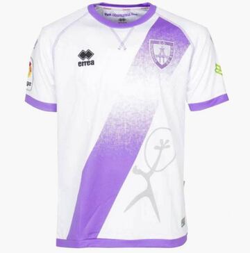 Es la playera de visitante del 2017-2018. 
El efecto degradado del pañuelo morado y el dibujo la convierten en una de las más feas. 