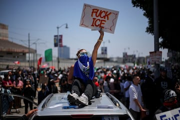 Las protestas recrudecieron durante la ma?ana del s¨¢bado. Los insultos al ICE, que ha entablado una campa?a nacional para deportar inmigrantes indocumentados en Estados Unidos, llenaron las calles angelinas.
