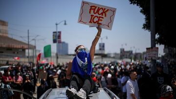 Un manifestante sostiene una pancarta contra el Servicio de Inmigración y Control de Aduanas (ICE) durante una protesta anti-ICE en el centro de Los Ángeles, California.