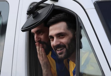 Los hermanos Gali Berman y Ziv Berman, rehenes liberados, que fueron secuestrados durante el mortal ataque del 7 de octubre de 2023 por Hamas y llevados a Gaza, llegan al Centro Médico Sheba, en medio de un alto el fuego entre Israel y Hamas en Gaza.