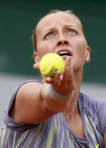 Petra Kvitova sirve en su partido contra la jugadora china, Shuai Peng.