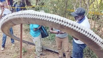 Conmoción en un pueblo después de que se estrellara de la nada un enorme anillo de metal del espacio