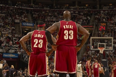 LeBron James llegó a la NBA en 2003, directamente al equipo de Ohio, su Estado natal, Cleveland Cavaliers. Cleveland montó un proyecto en torno al progreso de LeBron. La primera gran estrella que lograron reclutar fue al veterano pívot Shaquille O'Neal, ya con 4 anillos, pero con 37 años en el momento del fichaje.