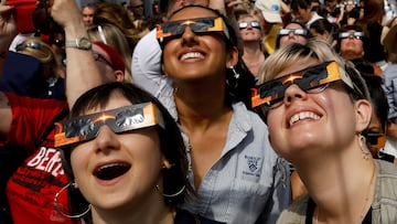 No proteger tus ojos durante un eclipse total de Sol puede causar daños irreversibles a la retina. Conoce dónde puedes conseguir gafas gratuitas.