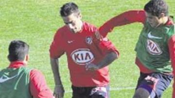 <b>ROTARÁ. </b>Zahínos pugna con Mario Suárez con Braulio al acecho.