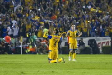 Los jugadores de Tigres celebraron el gol de Aquino.