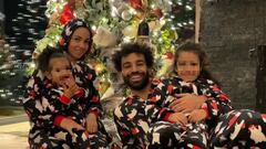 Mohamed Salah se casó en diciembre de 2013 con Magi Sadeq, su novia de toda la vida. Se conocieron en la escuela en la que estudiaron en Egipto y ella, según Daily Star, trabaja como biotecnóloga. Junto a Salah tiene dos hijas, Kayan y Makka, y trata de ayudar a sus compatriotas con hospitales, escuelas y mucho dinero para dar acceso a agua potable a miles de personas.