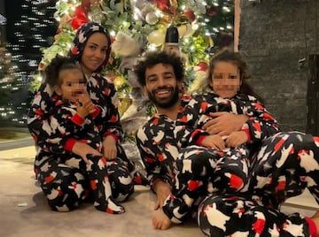 Mohamed Salah se casó en diciembre de 2013 con Magi Sadeq, su novia de toda la vida. Se conocieron en la escuela en la que estudiaron en Egipto y ella, según Daily Star, trabaja como biotecnóloga. Junto a Salah tiene dos hijas, Kayan y Makka, y trata de ayudar a sus compatriotas con hospitales, escuelas y mucho dinero para dar acceso a agua potable a miles de personas.