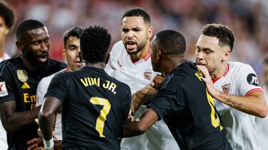 Enfrentamientos entre los jugadores durante el partido de LaLiga que Sevilla FC y Real Madrid disputan este sábado en el estadio Ramón Sánchez Pizjuán.