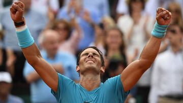 Spain's Rafael Nadal celebrates after victory over Austria's Dominic Thiem during their men's singles final match on day fifteen of The Roland Garros 2018 French Open tennis tournament in Paris on June 10, 2018. / AFP PHOTO / Christophe ARC
