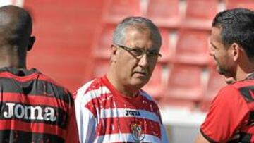 <b>ESTUDIO. </b>Manzano conversa con varios jugadores durante el entrenamiento de ayer.