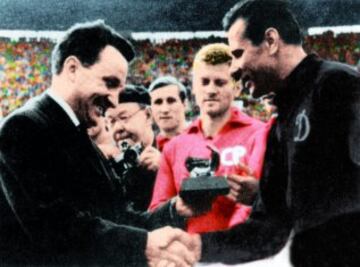 Suecia y la URSS se enfrentaron en cuartos de final de la eurocopa de 1964. Los soviéticos lograron imponerse y  clasificarse para semifinales. Antes del encuentro, Yashin jugador de la URSS recibió el Balón de Oro '66.