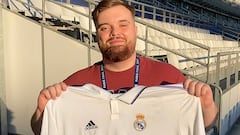 Ibai Llanos posa con la camiseta del Real Madrid en París.