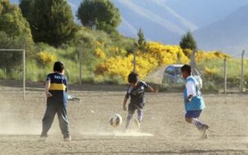 Claudio Nancufil, argentino de ocho años de edad, prodigio de los Andes del sur, que podría confundirse con un clon de Lionel Messi en poco tiempo puede tomar el mismo camino a la gloria del fútbol como el as de Barcelona. Nancufil, pequeño para su edad, se ha convertido en una sensación en los medios desde que salió como un talento inusual en el modesto club de Martin Guemes en la estación de esquí de Bariloche.