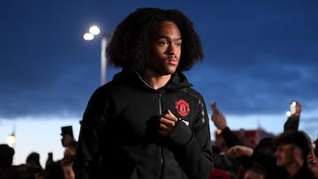 Manchester United: Solskjaer sees "bright future" for Chong after confirming new contract