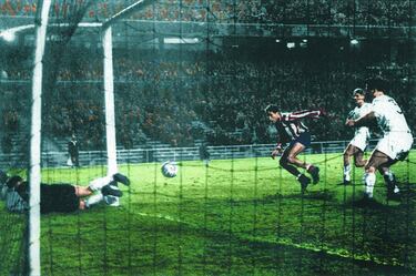 El 'Galgo del Metropolitano' jugó desde 1955 a 1962 en el Atlético. "No me gusta presumir, pero es verdad que esa banda izquierda era mortal para los rivales". Así se expresaba Peiró cuando se le preguntaba por el ala infernal, es decir la pareja que formó con su inseparable Collar. Peiró jugó 219 partidos y marcó 124 goles. Ganó dos Copas, ambas al Real Madrid, y una Recopa de Europa. Su traspaso al Torino causó conmoción entre los aficionados, que no daban crédito a su marcha. Fue un interior zurdo de gran calidad, uno de los mejores de siempre en el Atlético. Posteriormente hizo historia en el Inter.