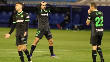 Juan Mu&ntilde;oz del Leganes y Kevin Bua durante el partido de la Liga Smartbank Segunda Divisi&oacute;n Jornada 15 entre la SD Ponferradina y el CD Leganes disputado en el Estadio de El Toralin en Ponferrada.Foto Luis de la Mata