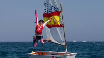 María Perello muestra su alegría al lograr hoy su segundo título mundial de la clase Optimist.