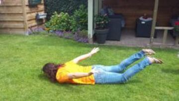 Aficionada 'Oranje' haciendo un 'Persieing"
