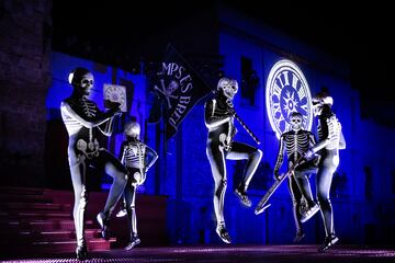 Varias personas bailan durante la ‘Dansa de la Mort’, en Verges, Girona, Cataluña (España). Cada Jueves Santo por la noche, varios esqueletos desfilan en la localidad de Verges. El origen de esta danza se remonta a las epidemias de la peste negra que asolaba a Europa en la Edad Media, entre los siglos XIV y XVII. La danza indica el paso inexorable de todos los hombres hacia la muerte, representando las escenas del recorrido de Jesús hasta el monte del Calvario. Todo el recorrido está iluminado por antorchas y caracoles de aceite creando una atmósfera oscura, mientras cinco personas vestidas de esqueleto con sonido rítmico y repetitivo del tambor hacen diferentes danzas.