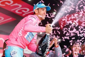 Vincenzo Nibali celebra el maillot rosa.