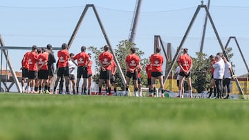 23-03-26. LOS JUGADORES DEL SPORTING, ANTES DE COMENZAR EL ENTRENAMIENTO EN LA CIUDAD DEPORTIVA DE LA UD LAS PALMAS.