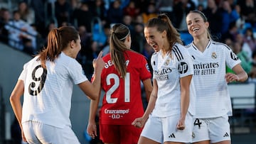 MADRID, 07/12/2024.- La centrocampista francesa del Real Madrid Sandie Toletti (c) celebra con su compañera Signe Bruun (i) tras marcar el 2-0 durante el partido de Liga F entre Real Madrid y Sevilla FC, este sábado en el estadio Alfredo Di Stéfano de Madrid. EFE/ Chema Moya