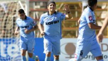 Manuel Villalobos celebra el &uacute;ltimo gol que agreg&oacute; a su lista de conversiones. Fue ante Cobreloa, en Calama.