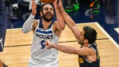 Ricky Rubio y Facundo Campazzo, durante el partido de la NBA que ha enfrentado a Minnesota Timberwolves y a Denver Nuggets