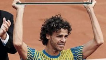 <b>DESPEDIDA. </b>Kuerten recibió una placa por su adiós a París.