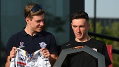 Evenepoel observa a Adam Yates en la presentación del UAE Tour 2023.