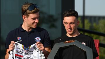 Evenepoel observa a Adam Yates en la presentación del UAE Tour 2023.