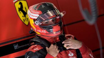 Carlos Sainz, en el box de Ferrari en Bahréin.