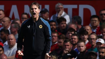 Julen Lopetegui, entrenador del Wolverhampton, da instrucciones durante un partido.