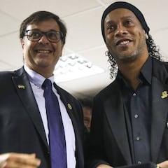 Ronaldinho, nuevo embajador de turismo de Brasil, pero tiene prohibido salir del país