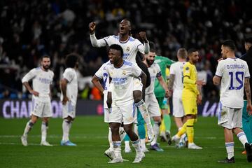 Los jugadores del Real Madrid celebraron la clasificación tras finalizar el partido. En la imagen, Eduardo Camavinga y Vinicius Junior.