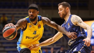 Lorenzo Brown jugando con el Maccabi en un partido ante el Valencia.
