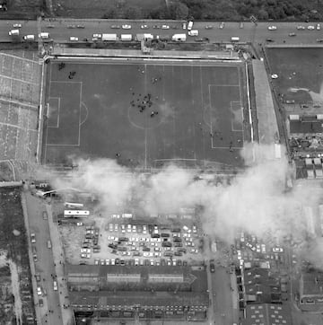 La desgracia de Heysel se produjo 18 días después de otra gran tragedia en el estadio del Bradford City (en la foto) en la ciudad inglesa del mismo nombre. Fallecieron 56 personas a causa de un incendio de una tribuna de madera en mal estado. Eran días negros para el fútbol. 